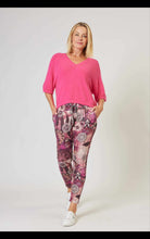 Load image into Gallery viewer, La strada - V-Neck Jumper - Fuxia
