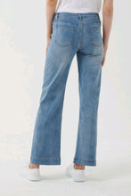 Load image into Gallery viewer, Italian Star - Macey Straight Leg Jeans - Light wash
